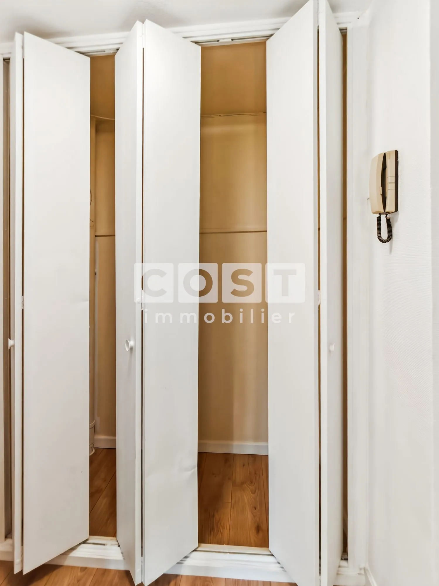 Studio à vendre à Asnières-sur-Seine avec cuisine séparée et extérieur sécurisé 