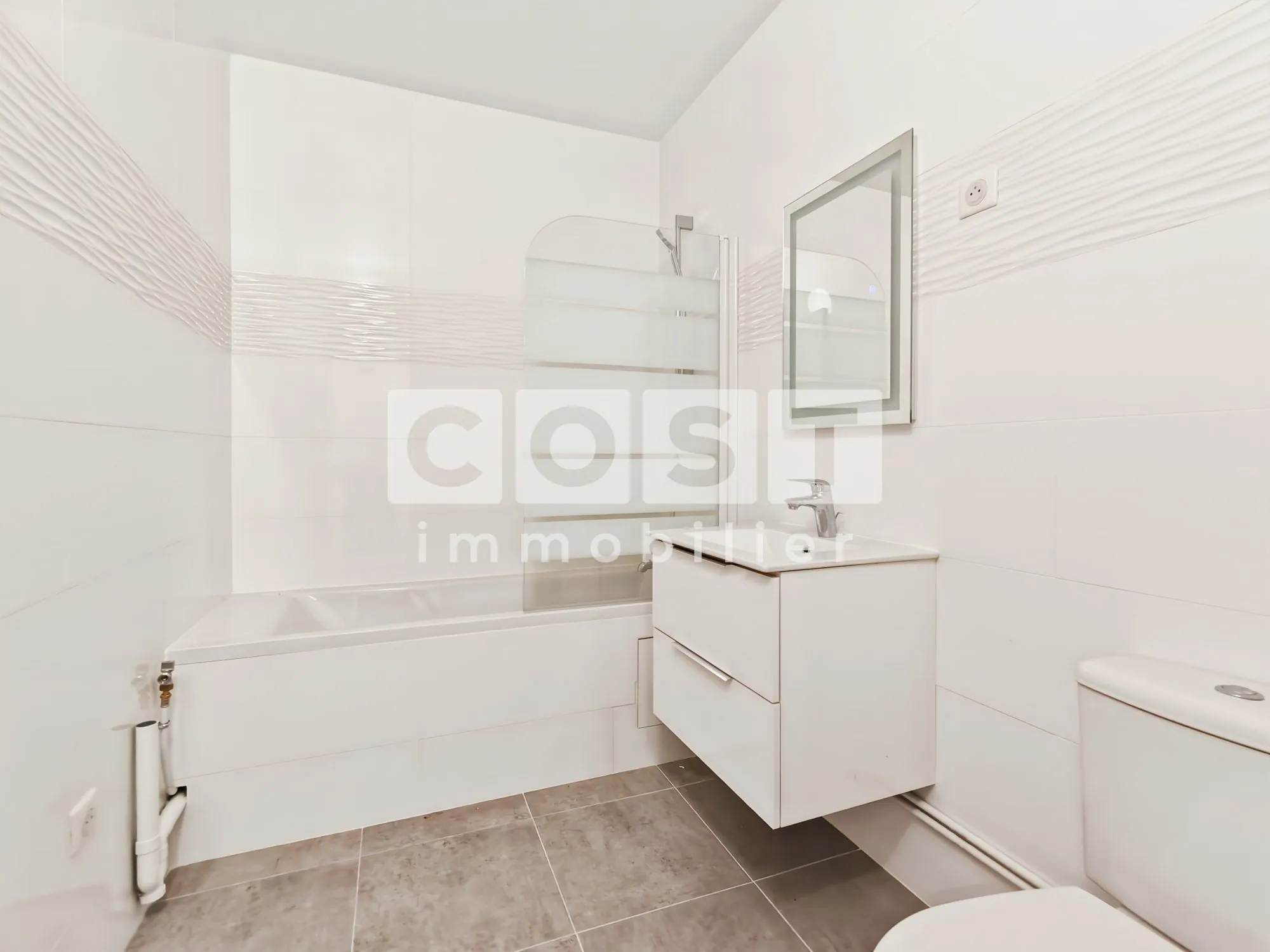 Studio à vendre à Asnières-sur-Seine avec cuisine séparée et extérieur sécurisé 