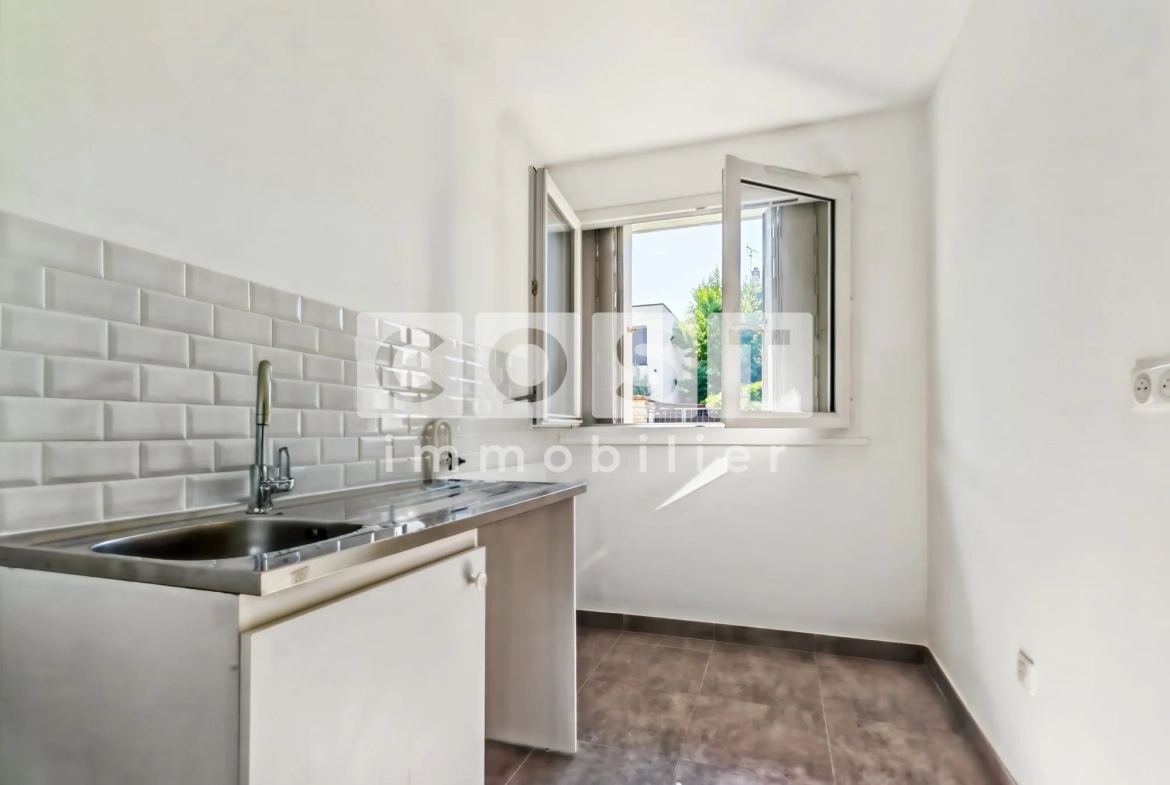 Studio à vendre à Asnières-sur-Seine avec cuisine séparée et extérieur sécurisé 