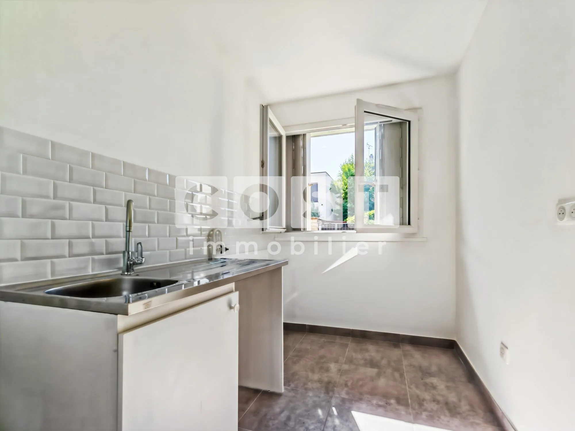 Studio à vendre à Asnières-sur-Seine avec cuisine séparée et extérieur sécurisé 