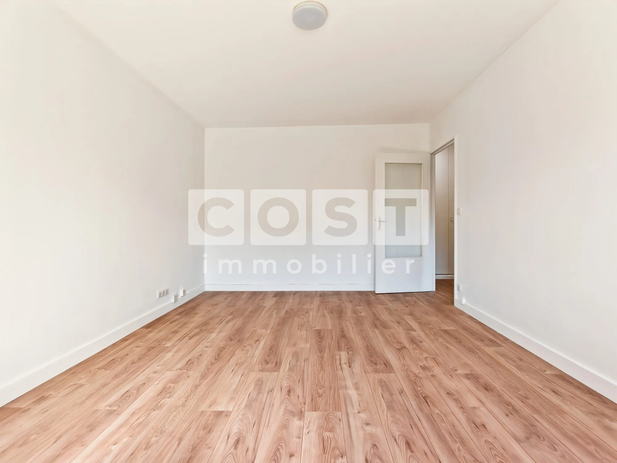 Studio à vendre à Asnières-sur-Seine avec cuisine séparée et extérieur sécurisé 