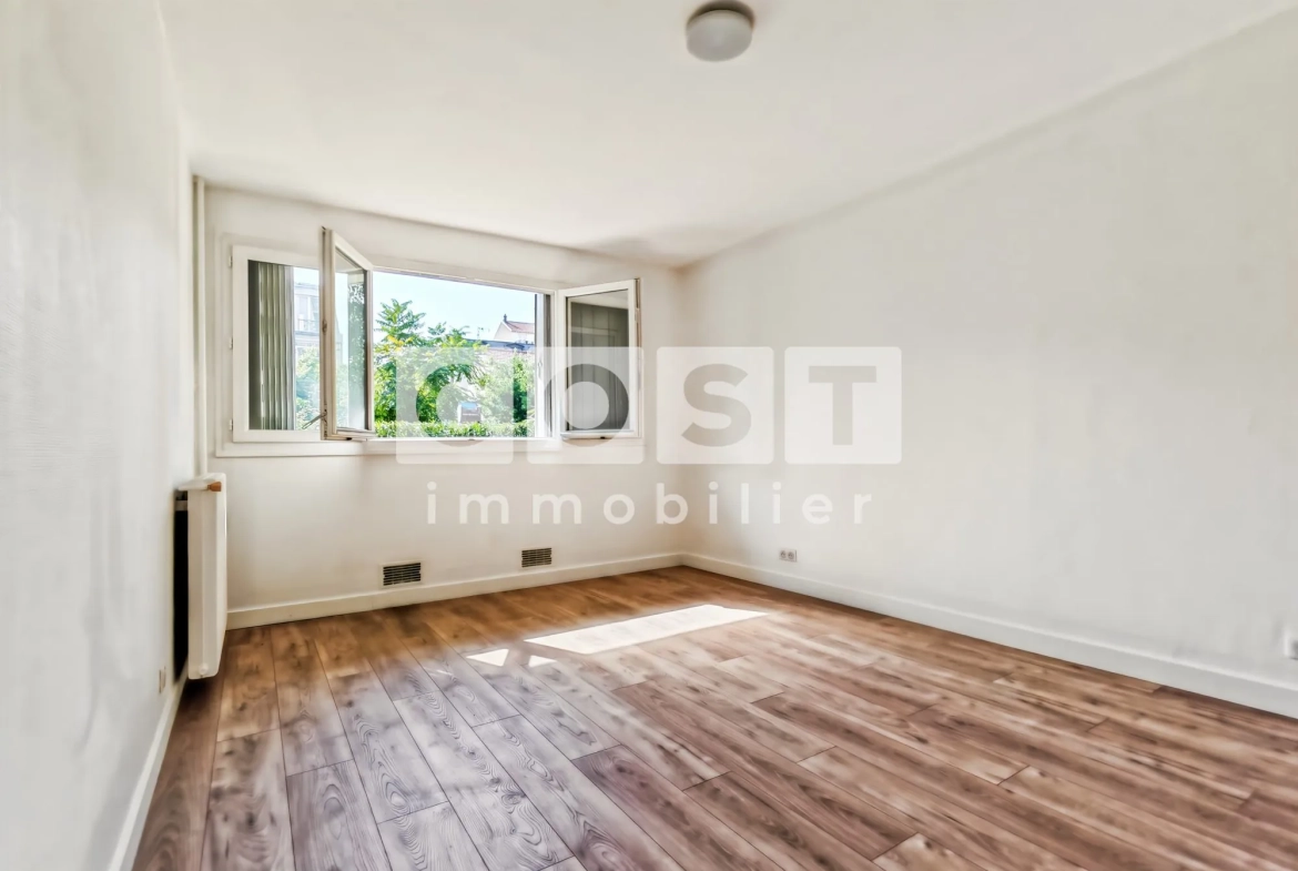Studio à vendre à Asnières-sur-Seine avec cuisine séparée et extérieur sécurisé 
