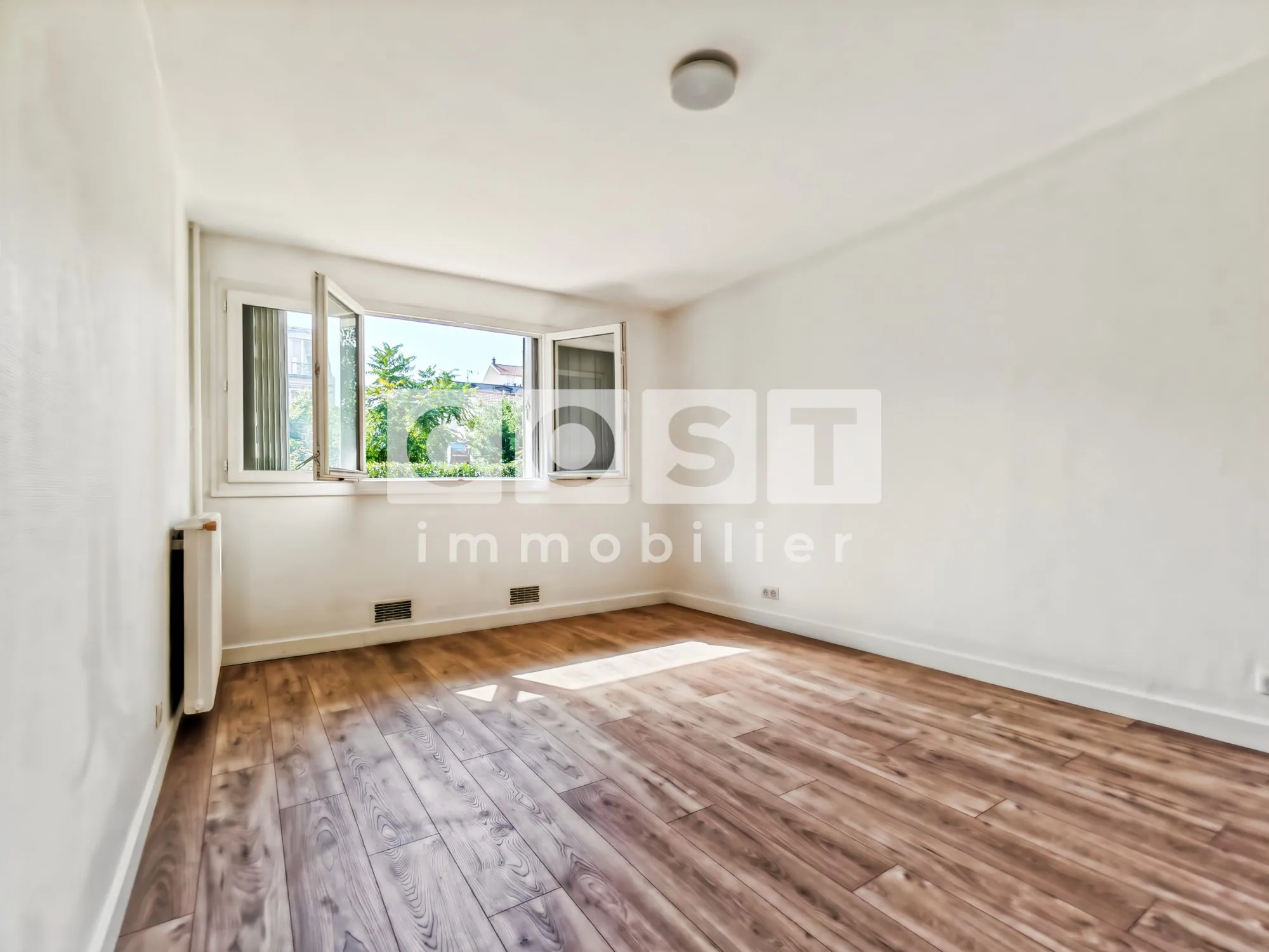 Studio à vendre à Asnières-sur-Seine avec cuisine séparée et extérieur sécurisé 