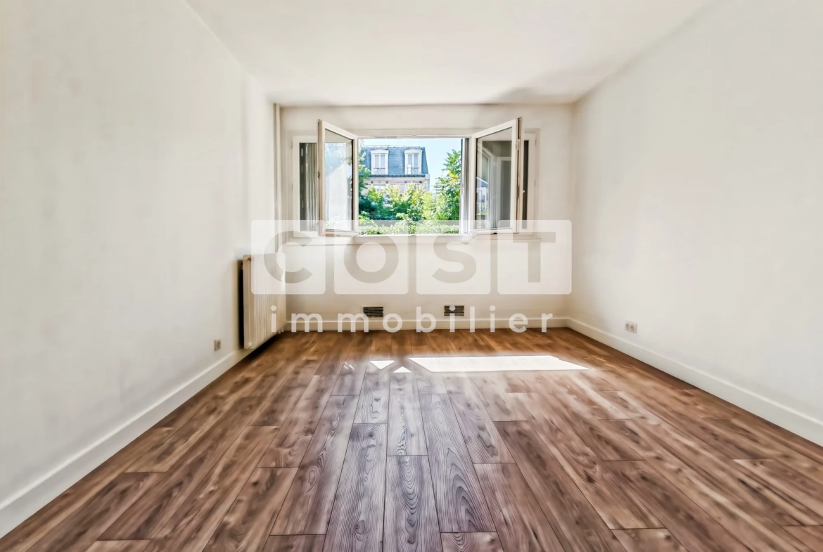 Studio à vendre à Asnières-sur-Seine avec cuisine séparée et extérieur sécurisé 