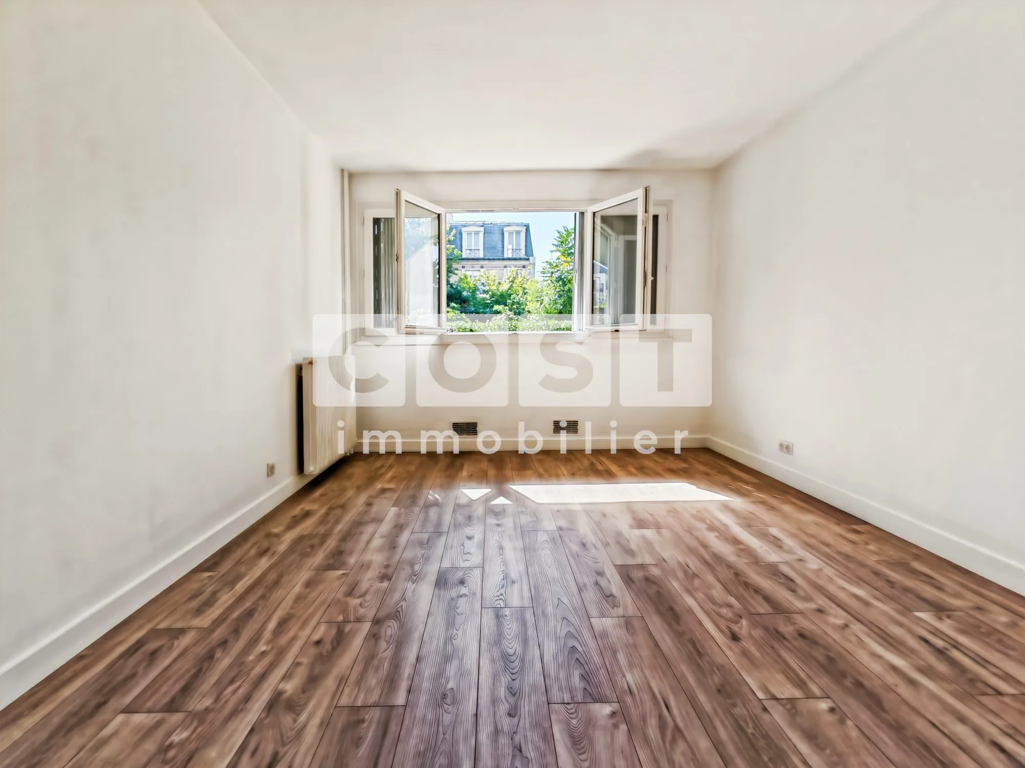 Studio à vendre à Asnières-sur-Seine avec cuisine séparée et extérieur sécurisé 