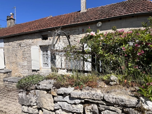 Maison de village à rénover avec jardin et garage à Chatel Gérard