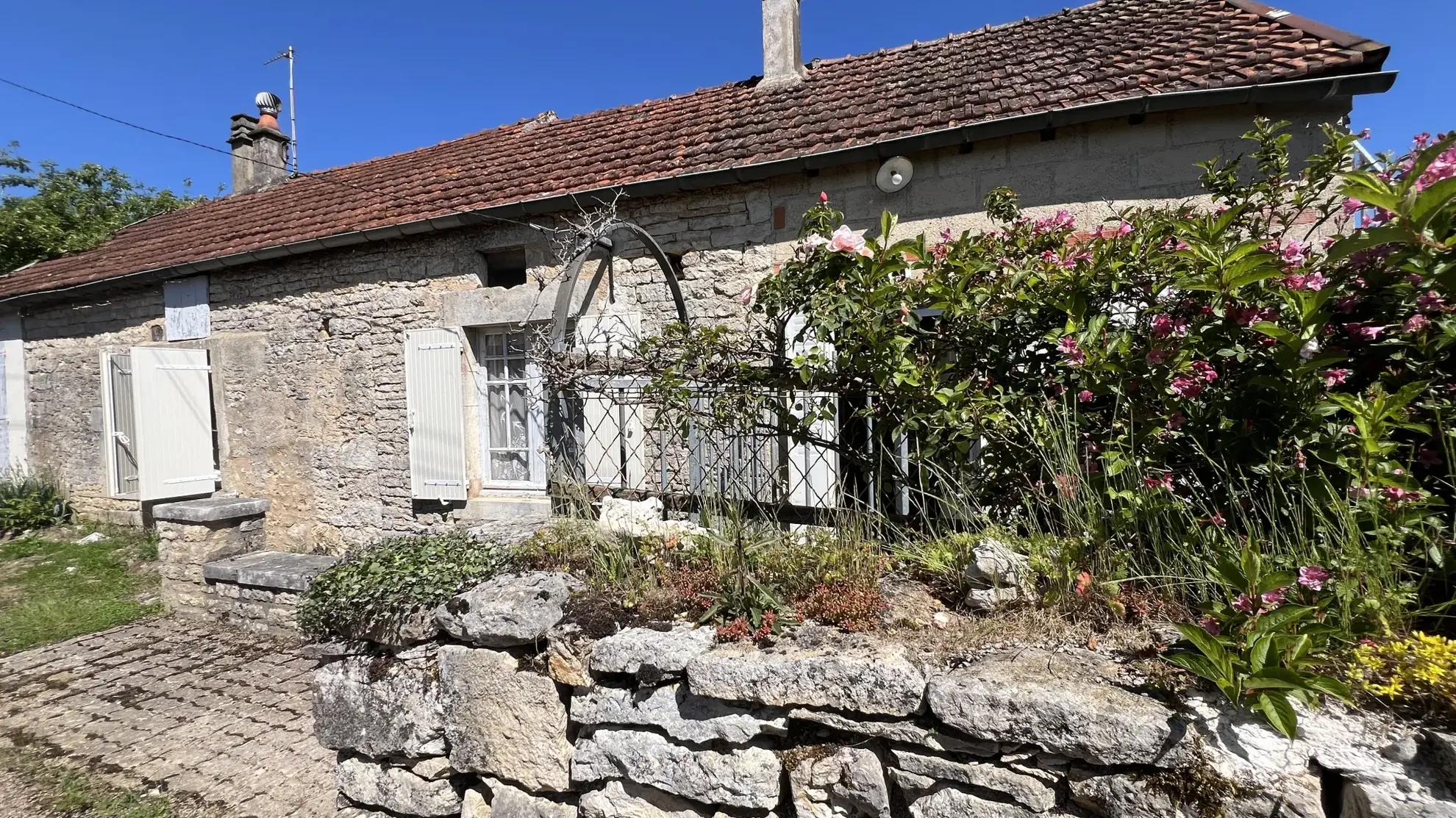 Maison de village à rénover avec jardin et garage à Chatel Gérard 