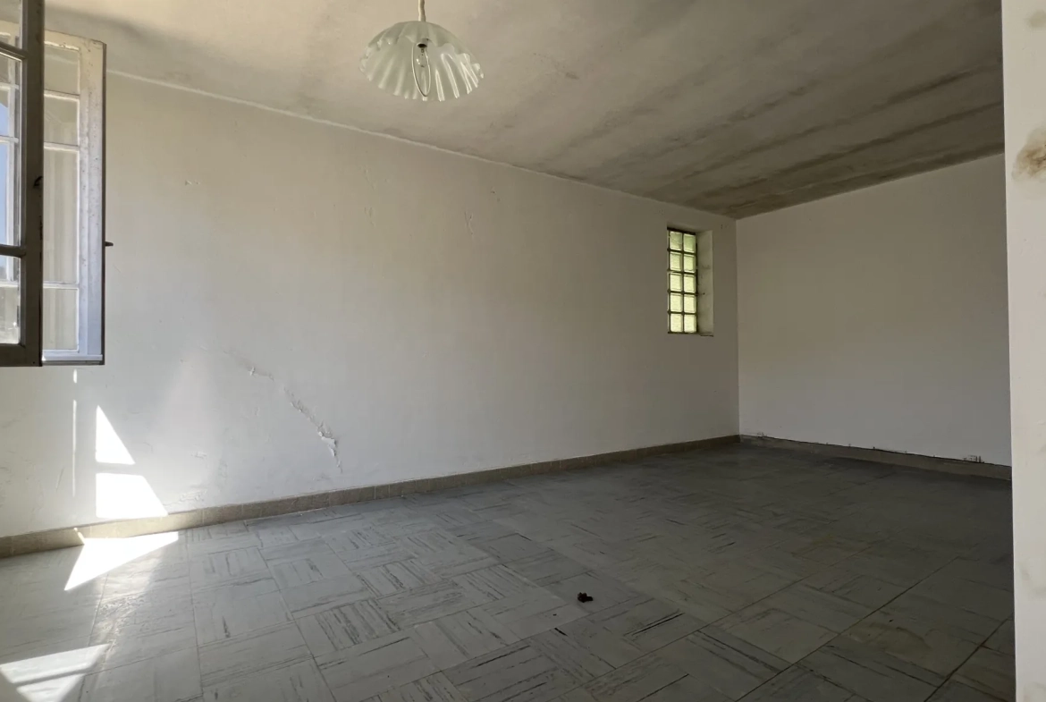 Maison de village à rénover avec jardin et garage à Chatel Gérard 