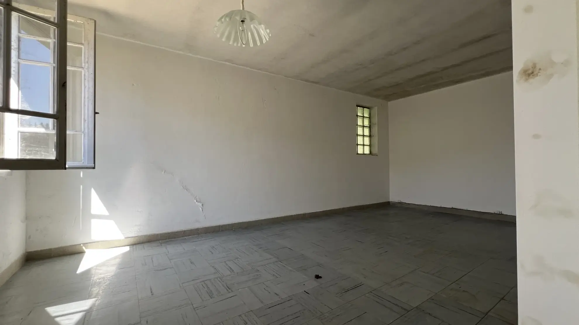 Maison de village à rénover avec jardin et garage à Chatel Gérard 
