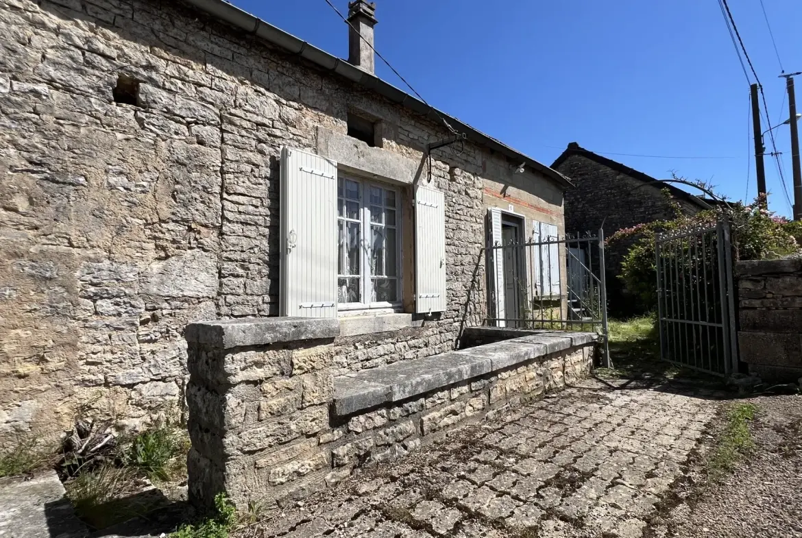 Maison de village à rénover avec jardin et garage à Chatel Gérard 