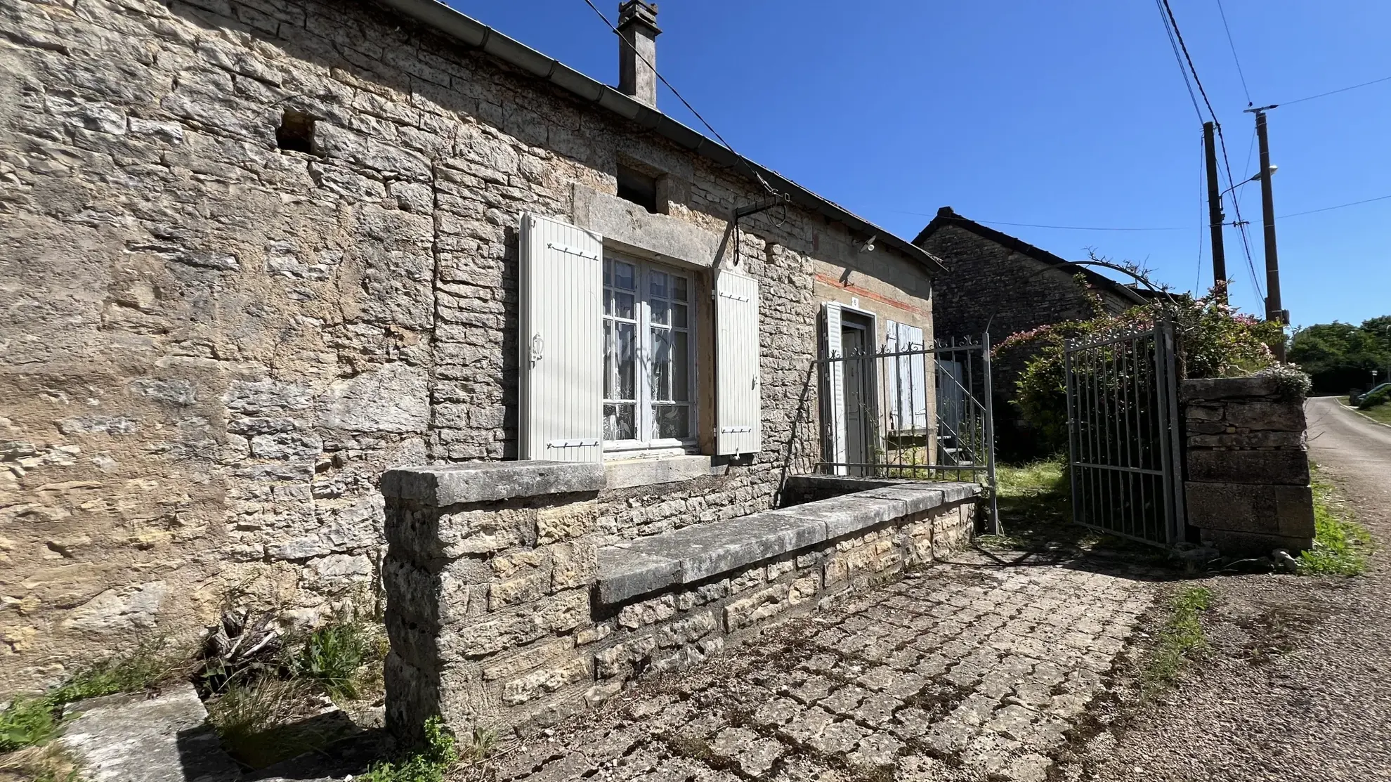Maison de village à rénover avec jardin et garage à Chatel Gérard 