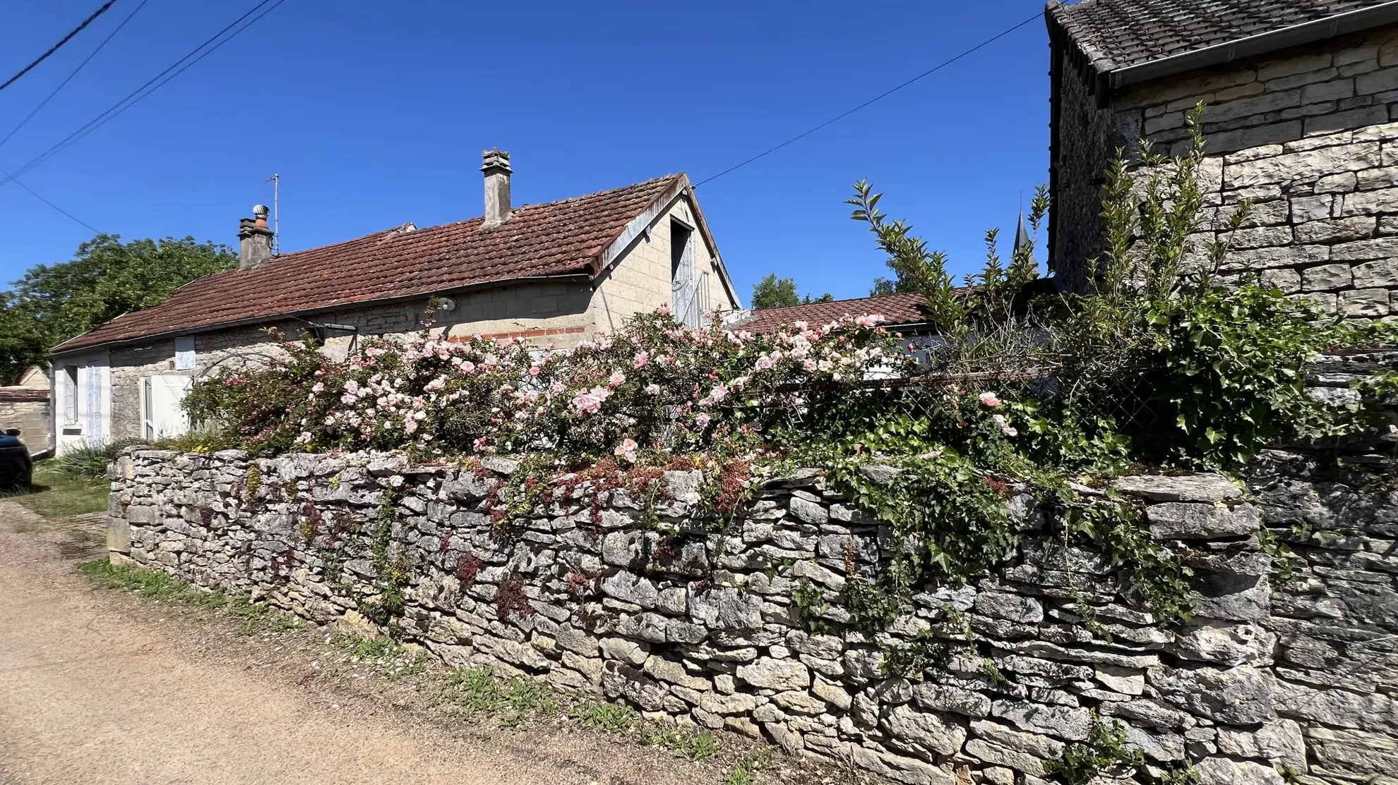 Maison de village à rénover avec jardin et garage à Chatel Gérard 