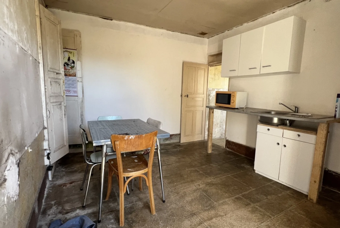 Maison de village à rénover avec jardin et garage à Chatel Gérard 