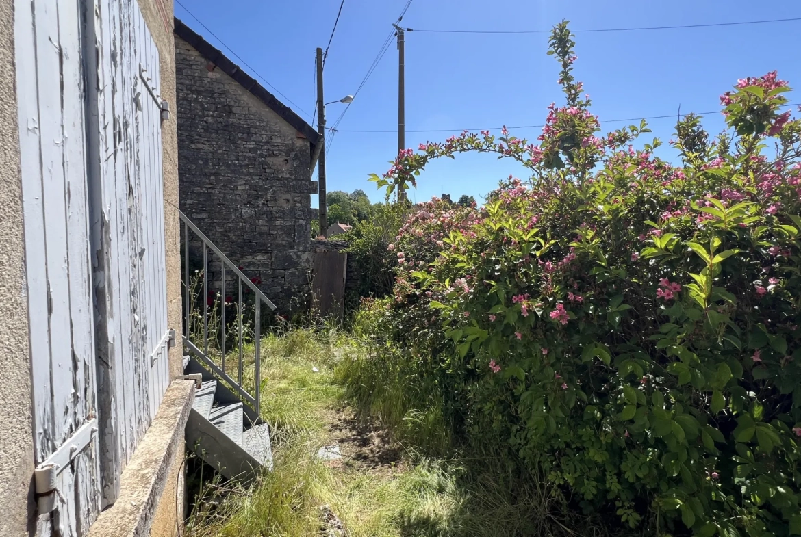 Maison de village à rénover avec jardin et garage à Chatel Gérard 