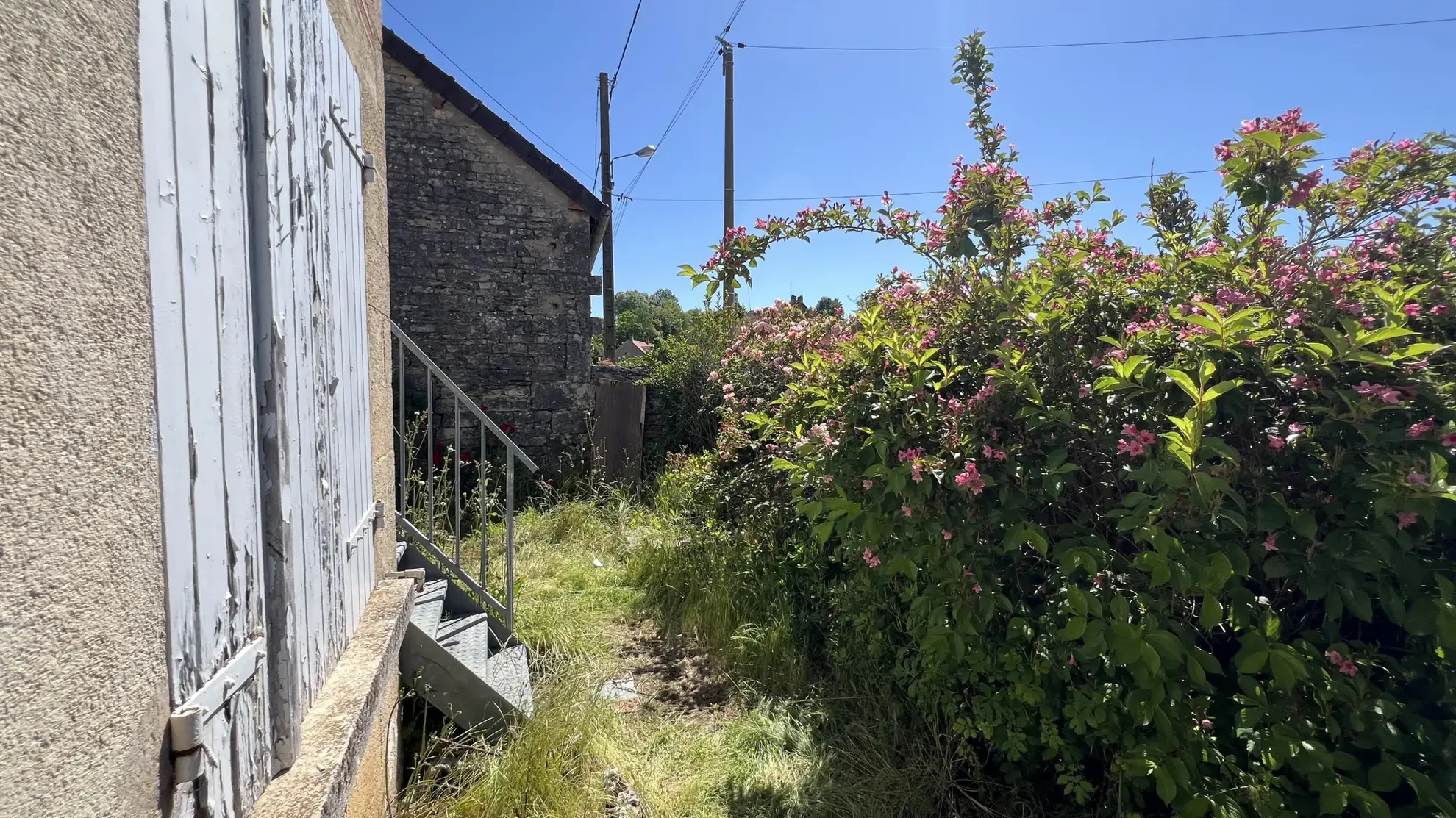 Maison de village à rénover avec jardin et garage à Chatel Gérard 