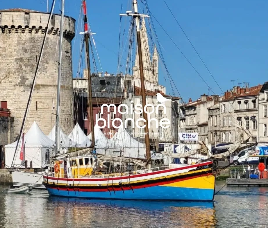 Voilier d’Exception de 1957 à Rochefort, idéal pour croisières et événements professionnels 