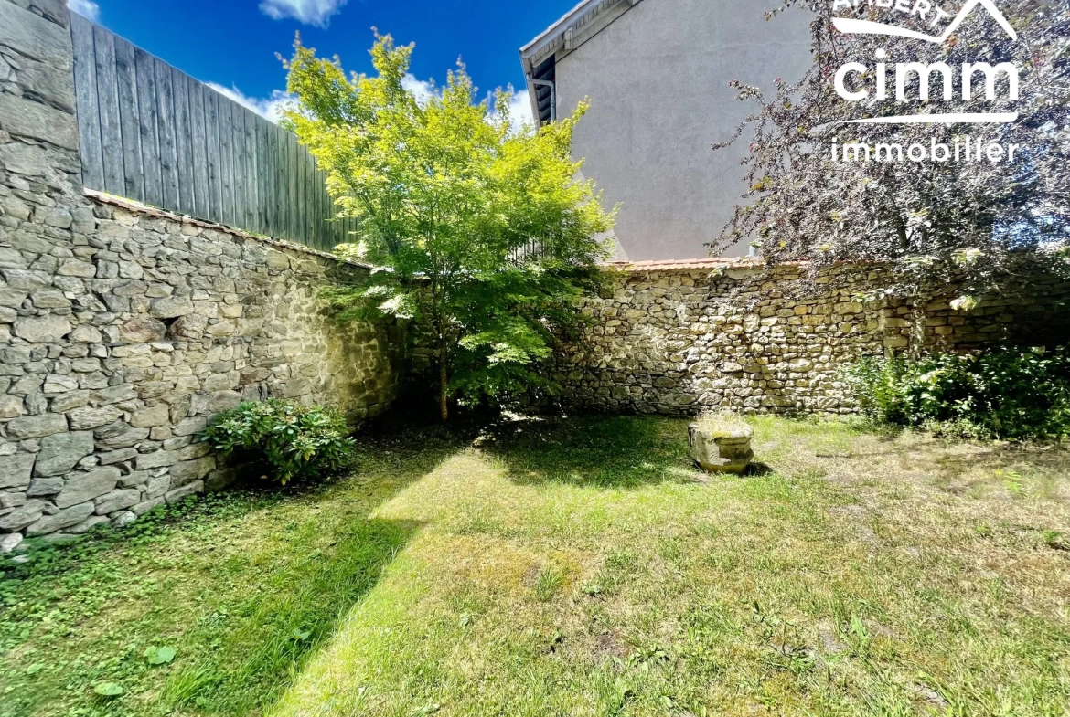 Spacieuse maison en pierres avec jardin au cœur de La Chaise-Dieu 