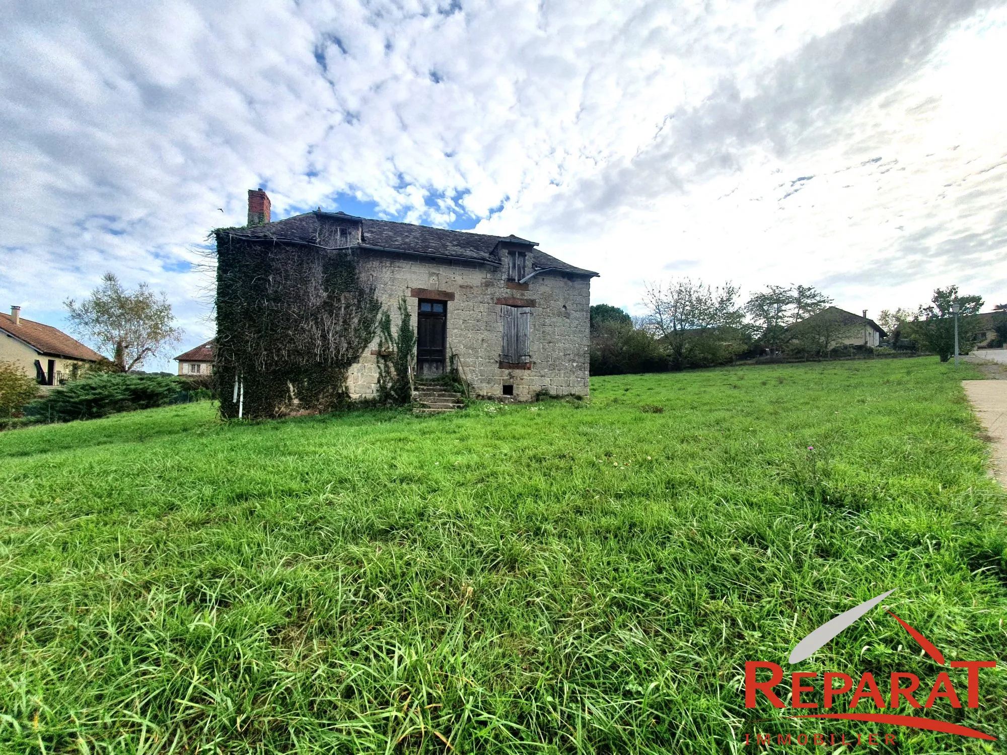 Maison à rénover avec grand terrain constructible à Cosnac 
