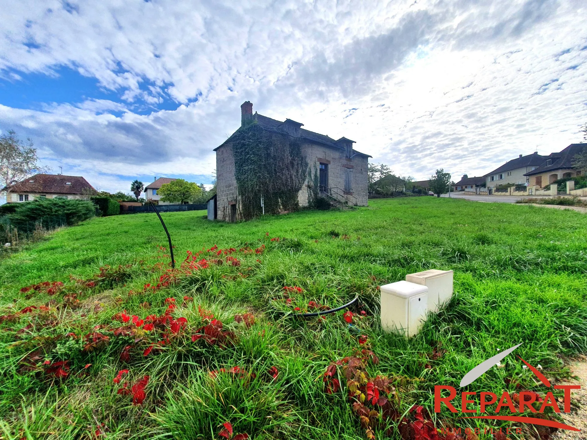 Maison à rénover avec grand terrain constructible à Cosnac 