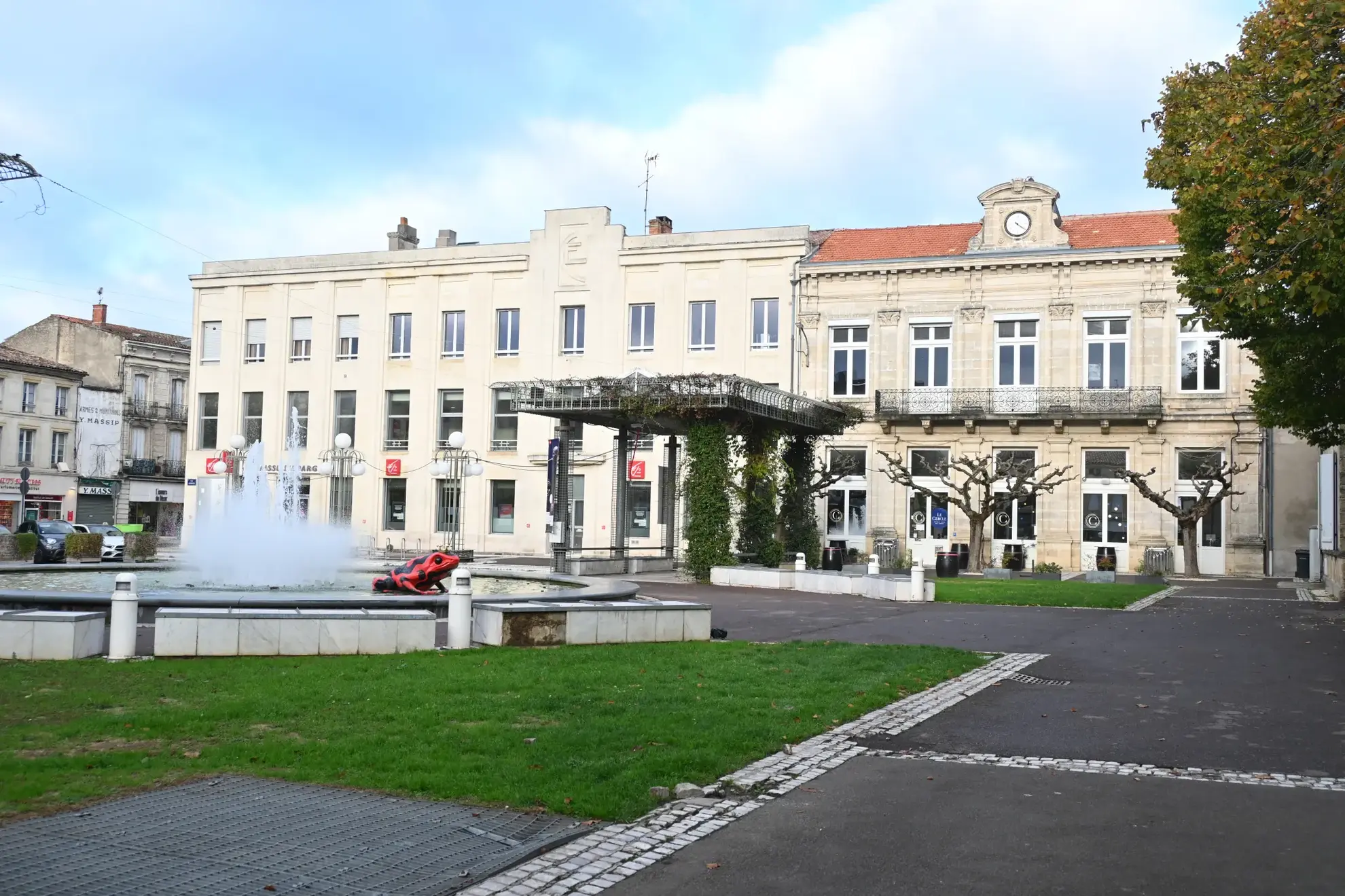 Immeuble à vendre à Marmande avec espace commercial et potentiel résidentiel 