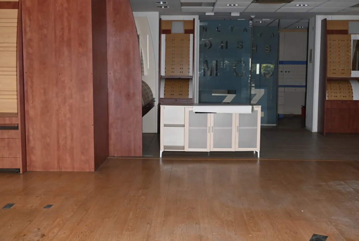 Immeuble à vendre à Marmande avec espace commercial et potentiel résidentiel 