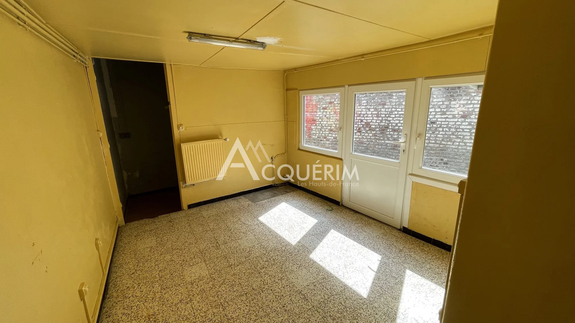 Immeuble de 120 m² à vendre à Carvin, idéal pour activité commerciale 