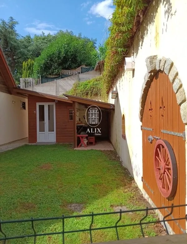 Maison en ossature bois à vendre à Châteaudun, 3 chambres, garage et cave troglodyte 