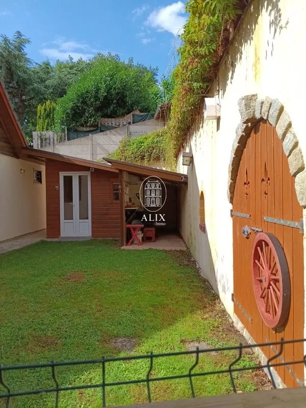 Maison en ossature bois à vendre à Châteaudun, 3 chambres, garage et cave troglodyte 