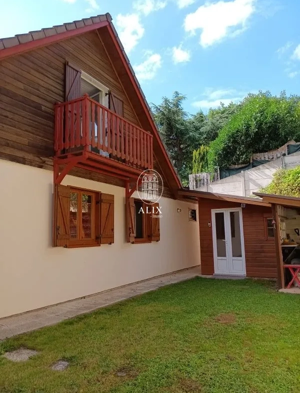 Maison en ossature bois à vendre à Châteaudun, 3 chambres, garage et cave troglodyte 