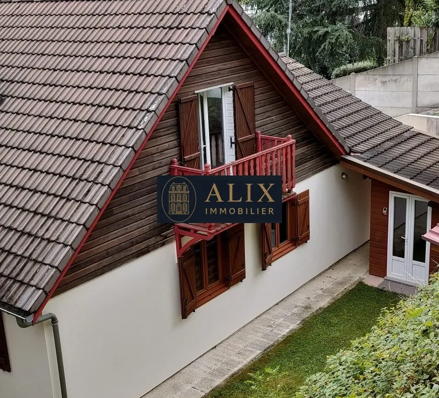 Maison en ossature bois à vendre à Châteaudun, 3 chambres, garage et cave troglodyte 