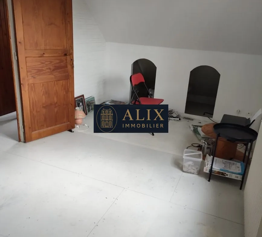 Maison en ossature bois à vendre à Châteaudun, 3 chambres, garage et cave troglodyte 
