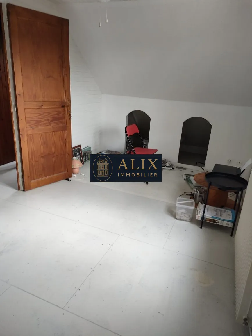 Maison en ossature bois à vendre à Châteaudun, 3 chambres, garage et cave troglodyte 