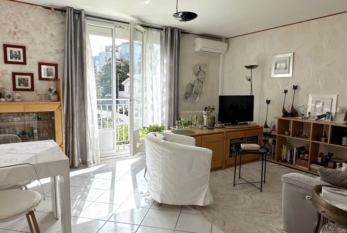 Appartement lumineux de 3 pièces à Grenoble rue Ponsard avec balcon et cave 