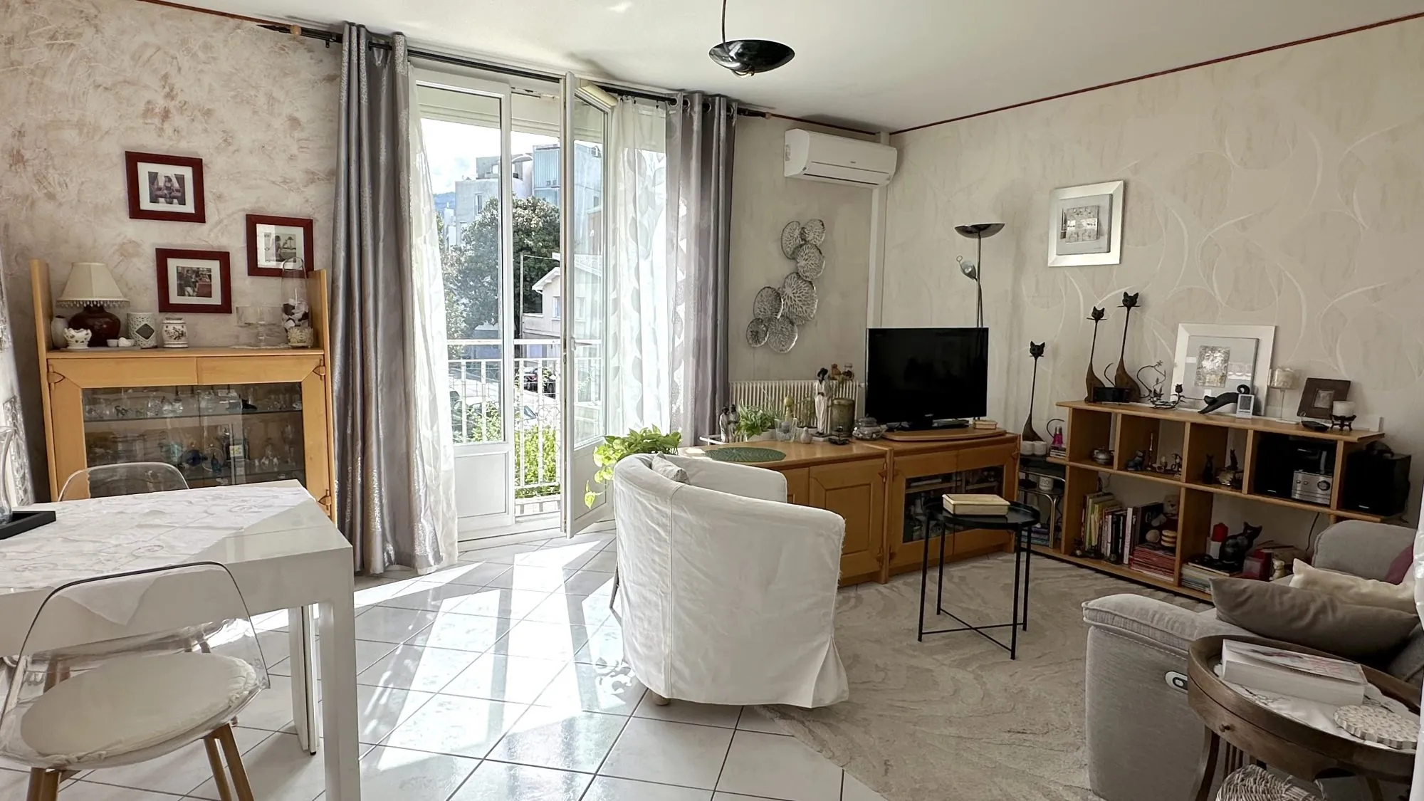 Appartement lumineux de 3 pièces à Grenoble rue Ponsard avec balcon et cave 