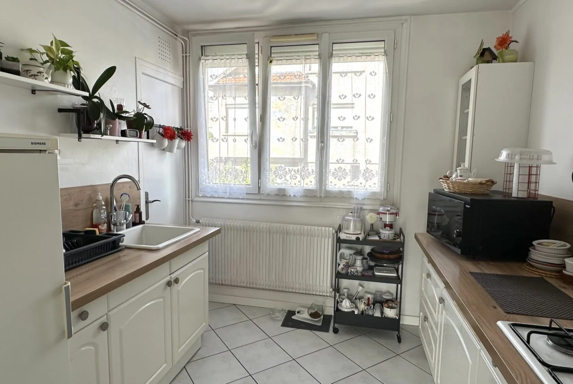Appartement lumineux de 3 pièces à Grenoble rue Ponsard avec balcon et cave 