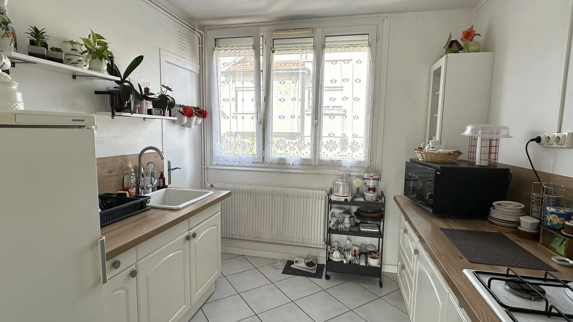 Appartement lumineux de 3 pièces à Grenoble rue Ponsard avec balcon et cave 