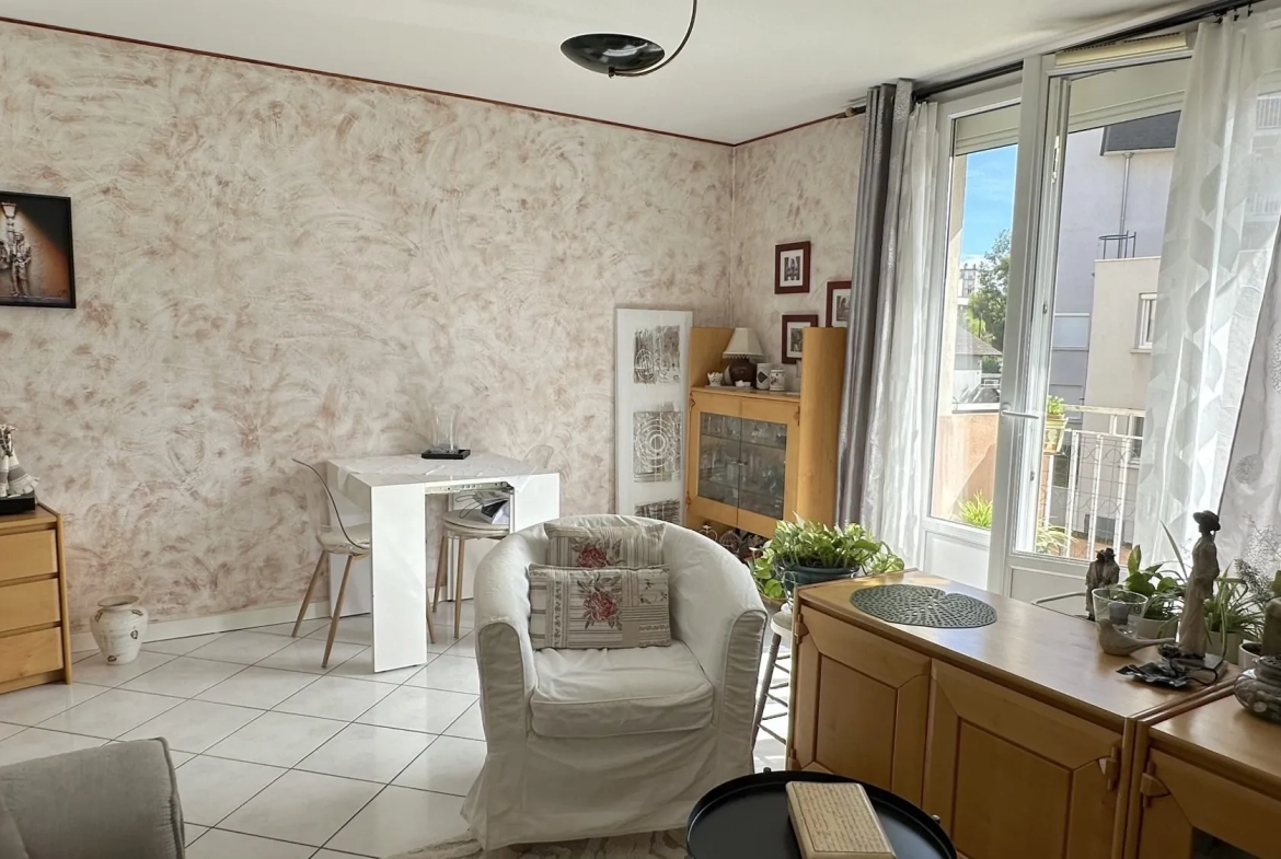 Appartement lumineux de 3 pièces à Grenoble rue Ponsard avec balcon et cave 