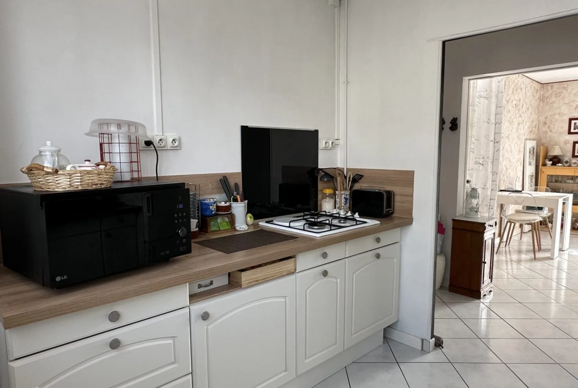 Appartement lumineux de 3 pièces à Grenoble rue Ponsard avec balcon et cave 