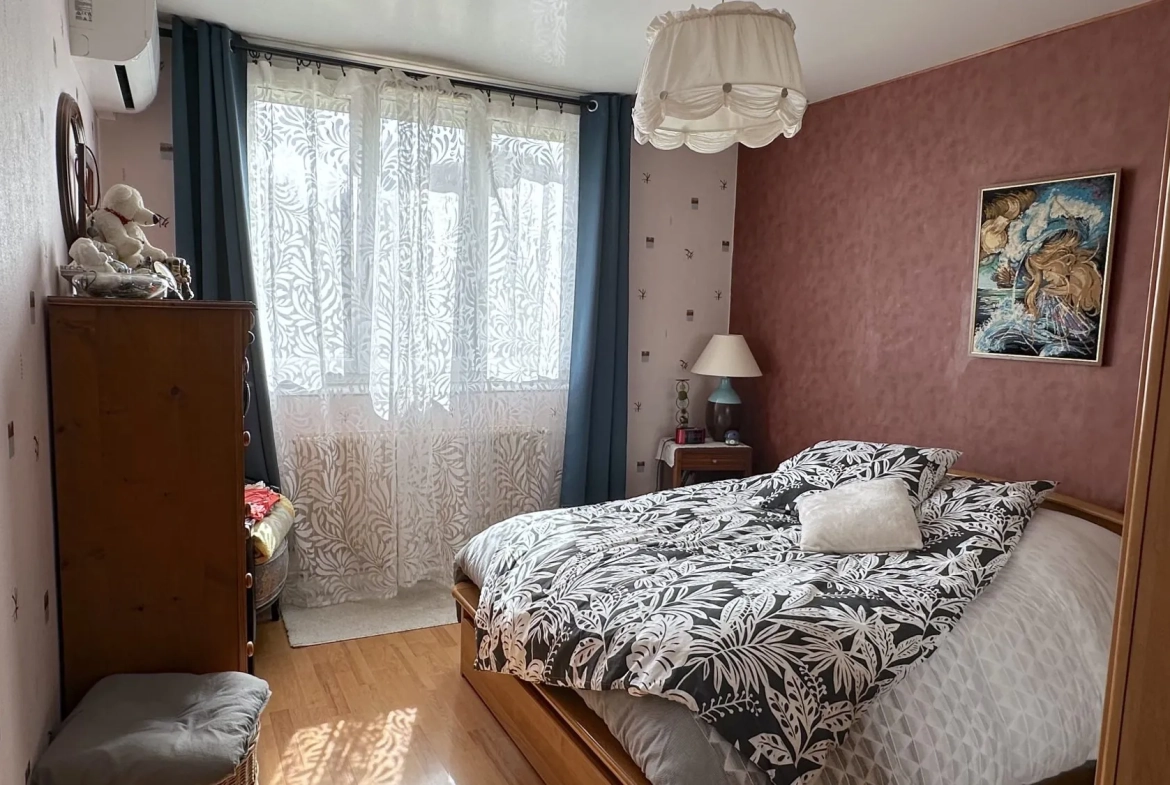 Appartement lumineux de 3 pièces à Grenoble rue Ponsard avec balcon et cave 