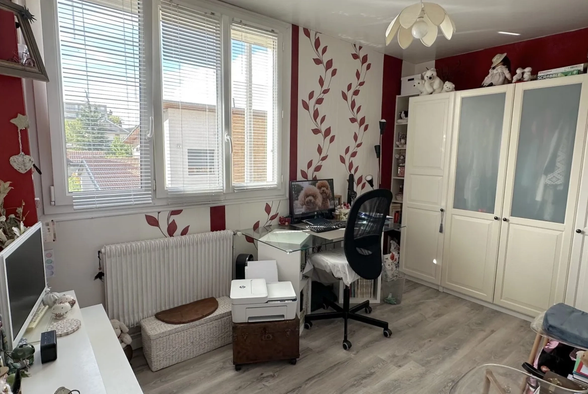 Appartement lumineux de 3 pièces à Grenoble rue Ponsard avec balcon et cave 