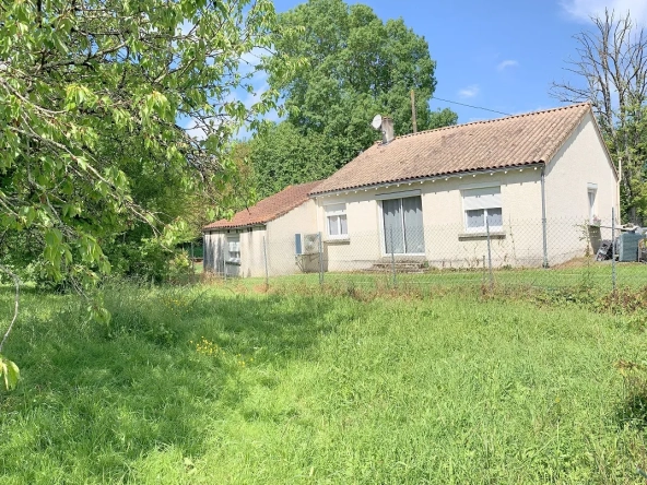 Maison de plain-pied à Aujac (17770) avec terrain de 4000 m²