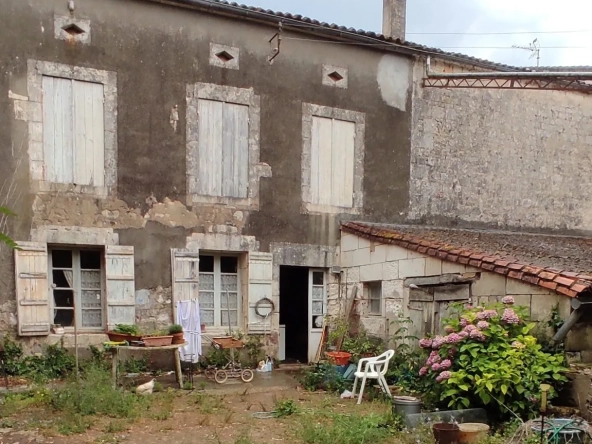 Maison à rénover avec potentiel à Tesson - Saintes, 17460