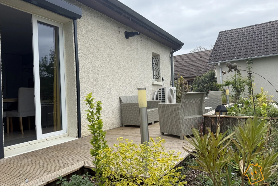 Maison de plain-pied à vendre à Mehun-sur-Yèvre avec jardin et garage 