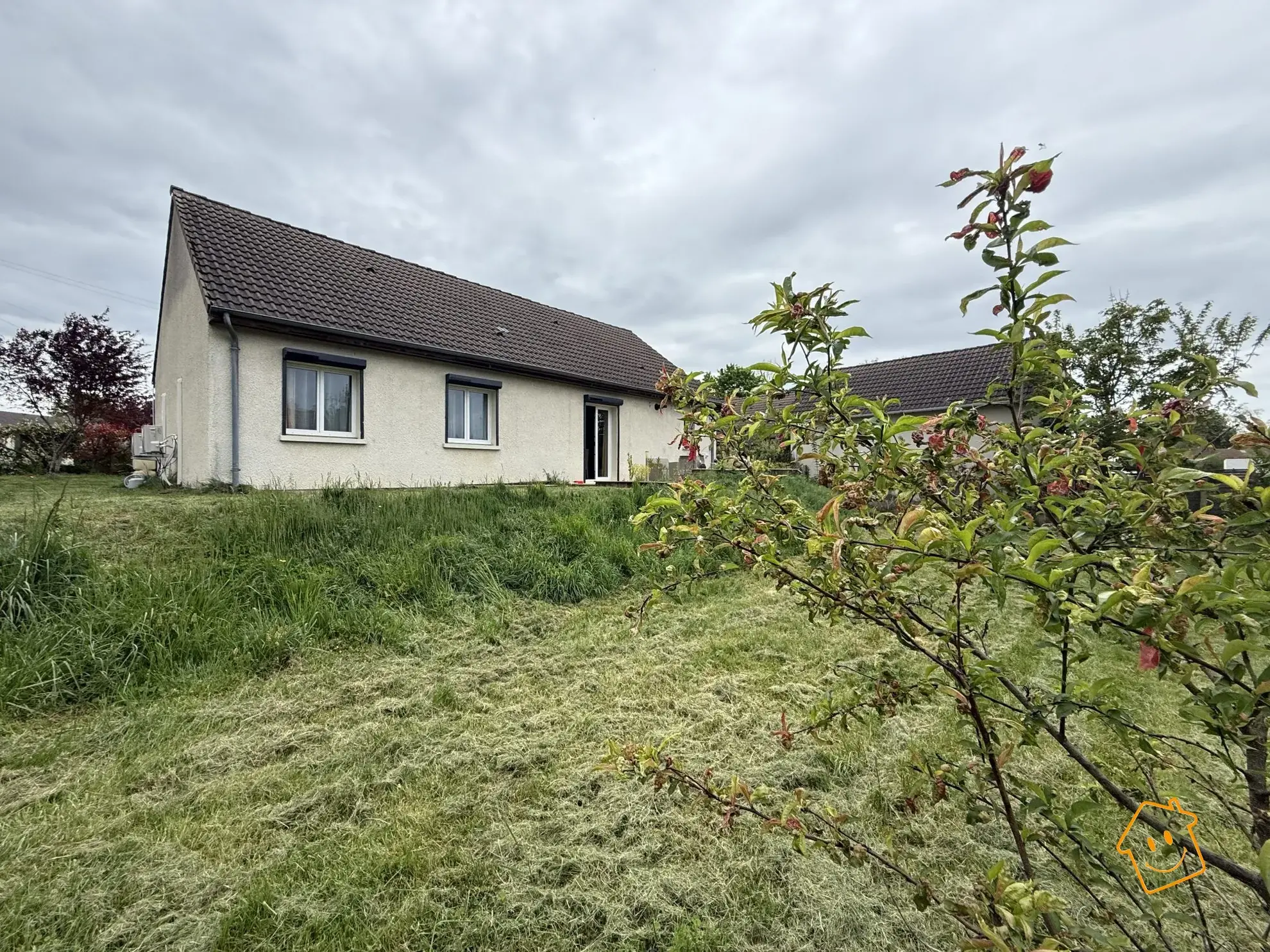 Maison de plain-pied à vendre à Mehun-sur-Yèvre avec jardin et garage 
