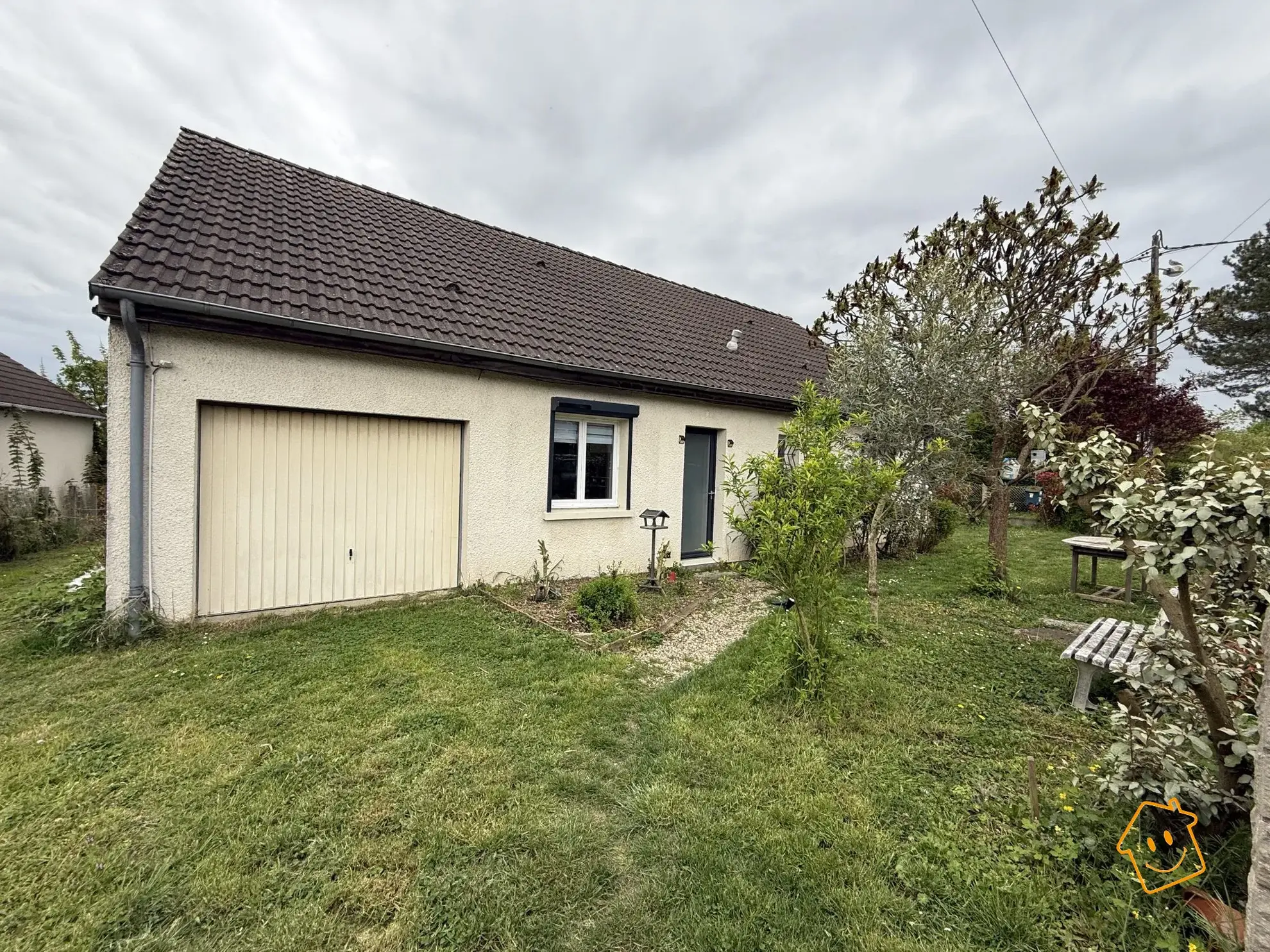 Maison de plain-pied à vendre à Mehun-sur-Yèvre avec jardin et garage 