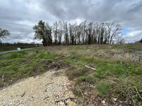Terrain constructible de 1273 m² à Saint Martin Du Bois proches commodités