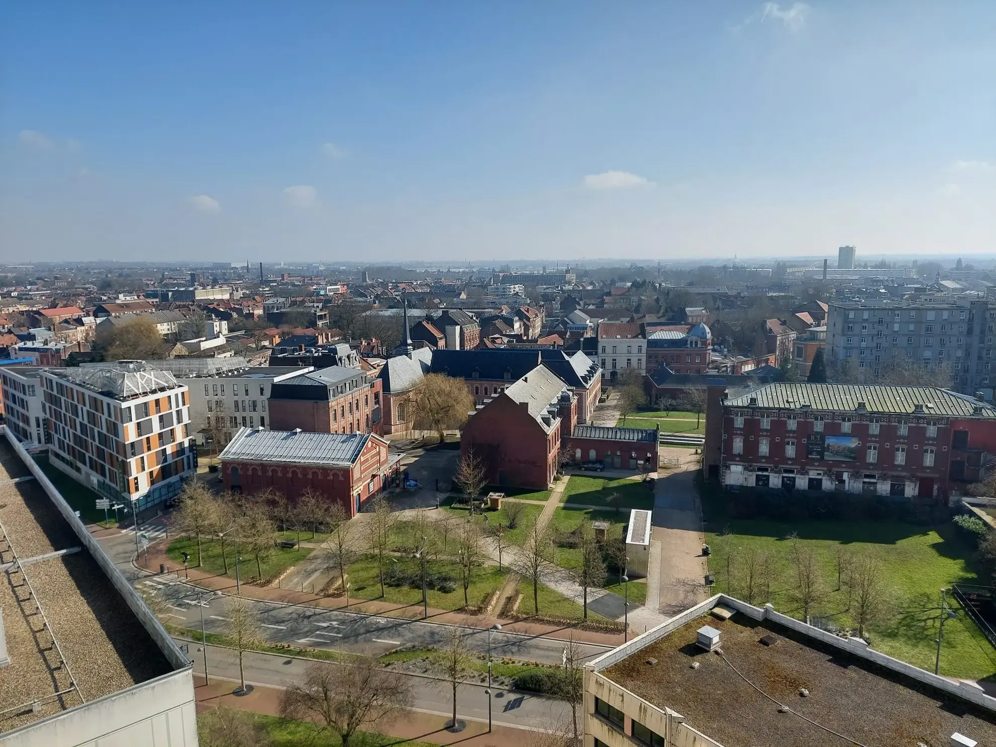 Appartement 4 chambres avec vue exceptionnelle à Tourcoing - Dernier étage, parking et cave 