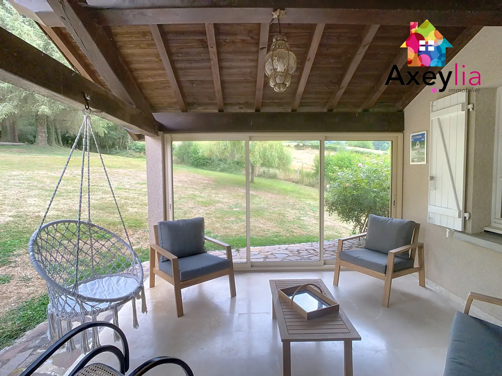 Maison en pierres avec piscine et jardin à Saint-Bonnet-des-Quarts 