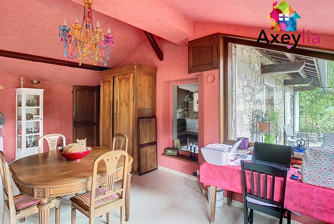 Maison en pierres avec piscine et jardin à Saint-Bonnet-des-Quarts 
