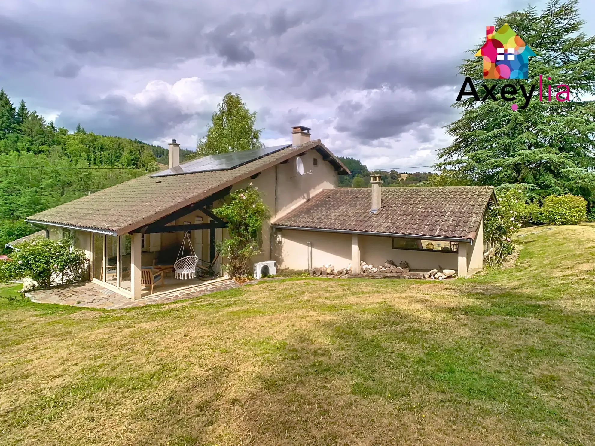 Maison en pierres avec piscine et jardin à Saint-Bonnet-des-Quarts 